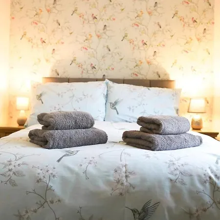 Sunrise, 3 East View * Bradford (Derbyshire)