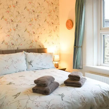 Sunrise, 3 East View * Bradford (Derbyshire)