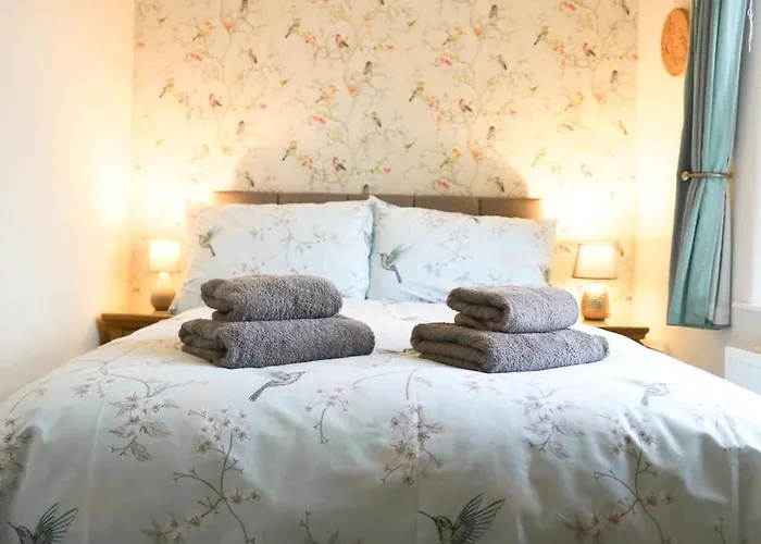 Sunrise, 3 East View * Bradford (Derbyshire)