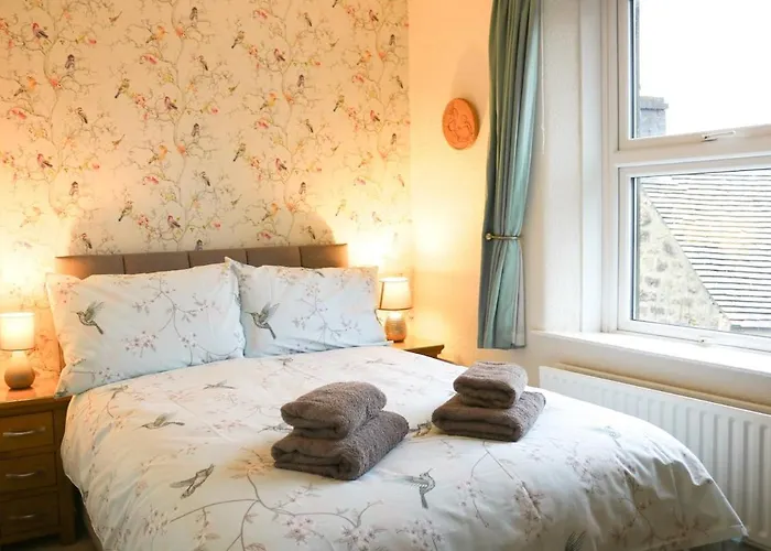 Sunrise, 3 East View * Bradford (Derbyshire)